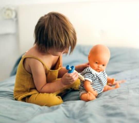 Bebes jugando con muñecas sale